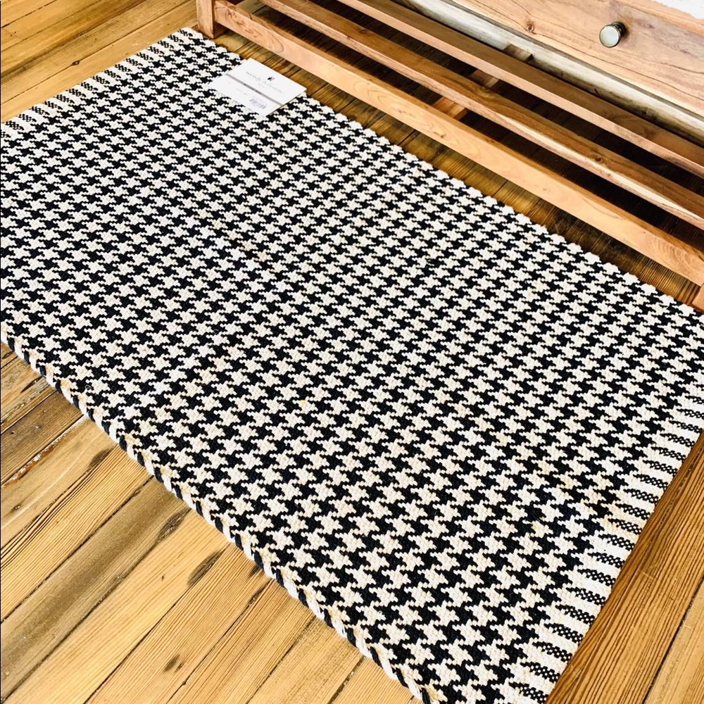 BLACK AND CREAM HOUNDSTOOTH RUG - Picture 3 of 4